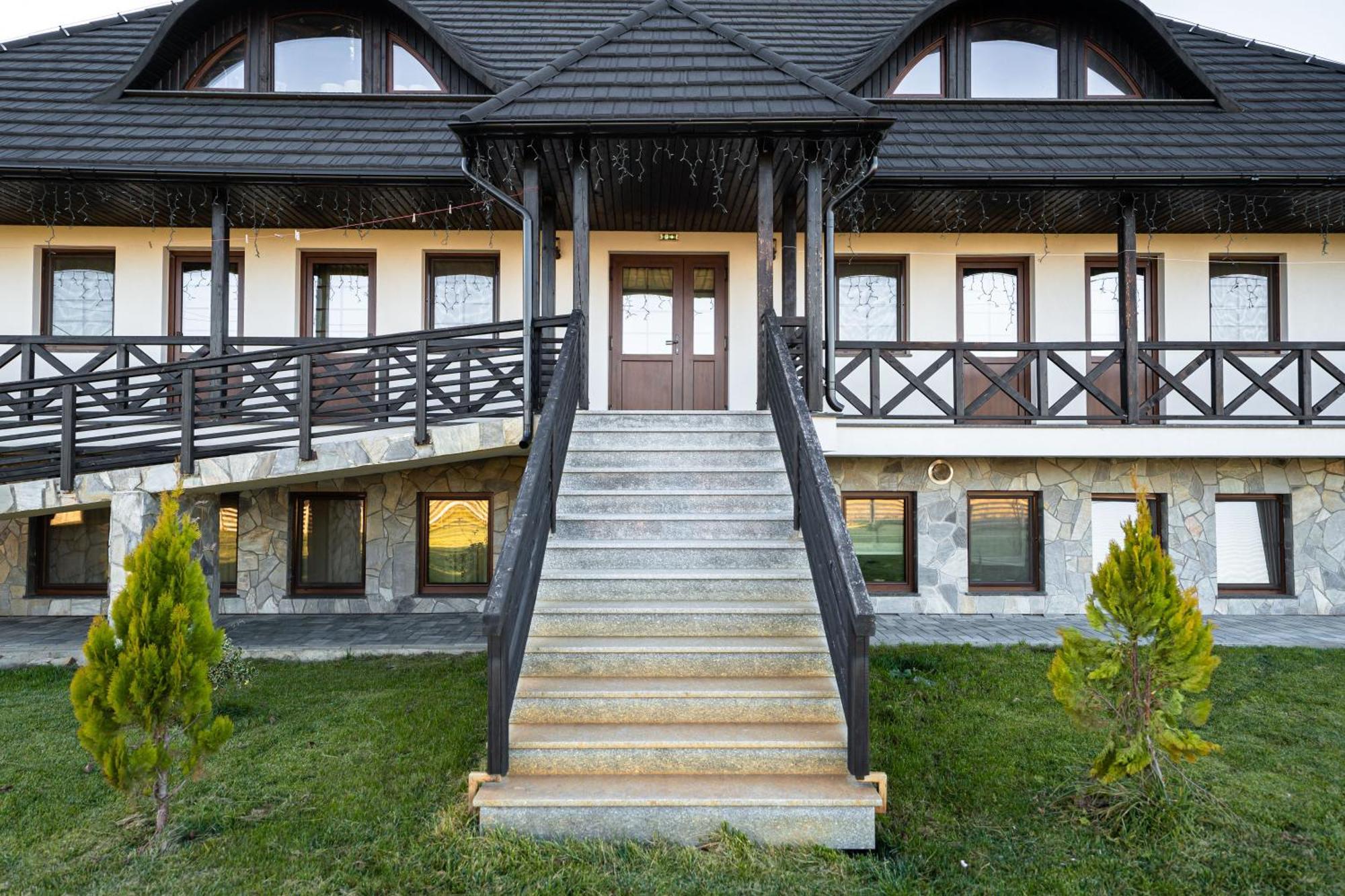 Casa Andra Hotel Siret Екстериор снимка